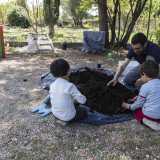 In un angolo Angelo ha preso con s� due bambini: la sua "lezione" consiste nell'insegnare a mischiare humus e terreno, ottenendo un composto che verr� travasato in vasetti assieme a dei semini da piantare